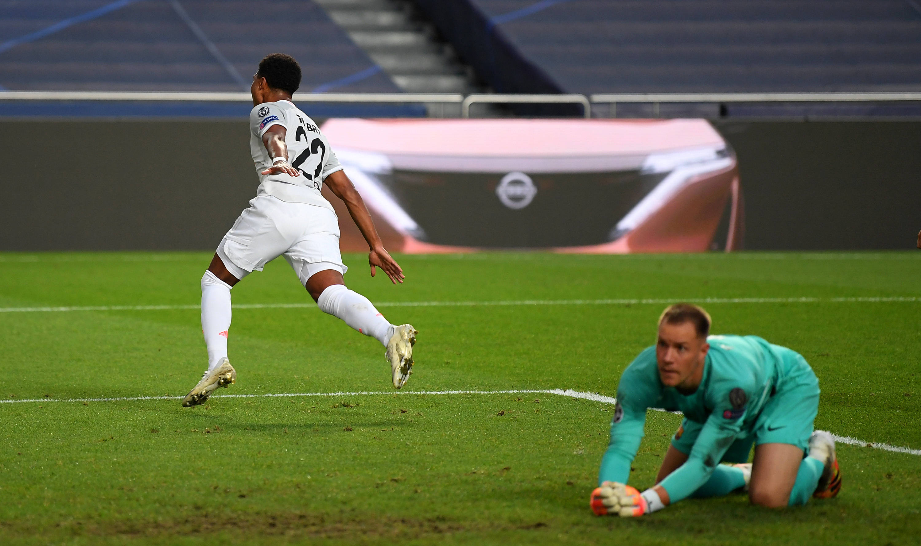 杰曼上篮不进 周琦神兵天降补扣得手