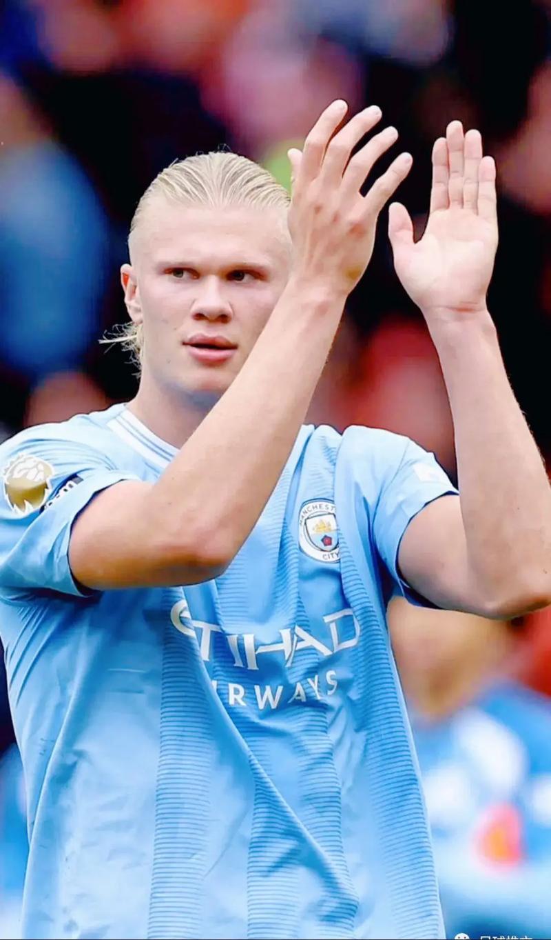 曲棍球赛场球员激烈争球的热血瞬间