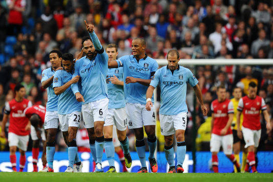 乒乓球选手高速对拉的专注瞬间